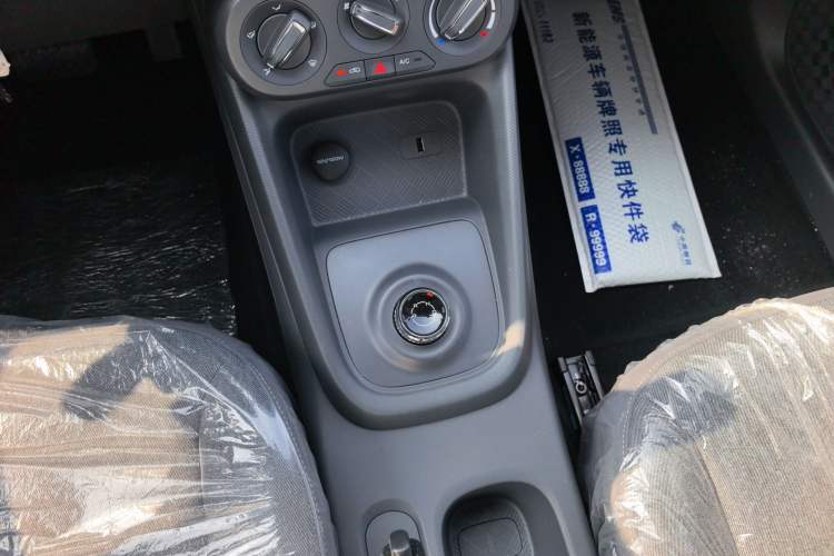 Used Wuling Hongguang New Energy 2024 All-Electric Model 300KM Standard Version Gear Lever