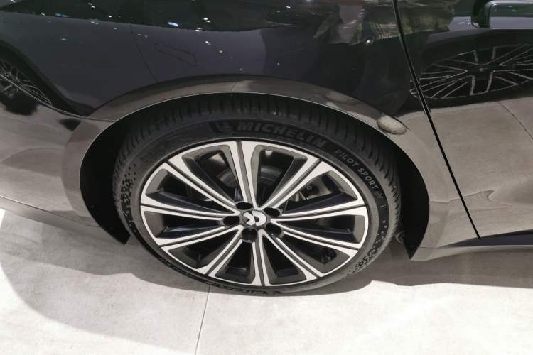 Used Nio ET7 2024 75 kWh Executive Signature Edition Right Rear Wheel Hub