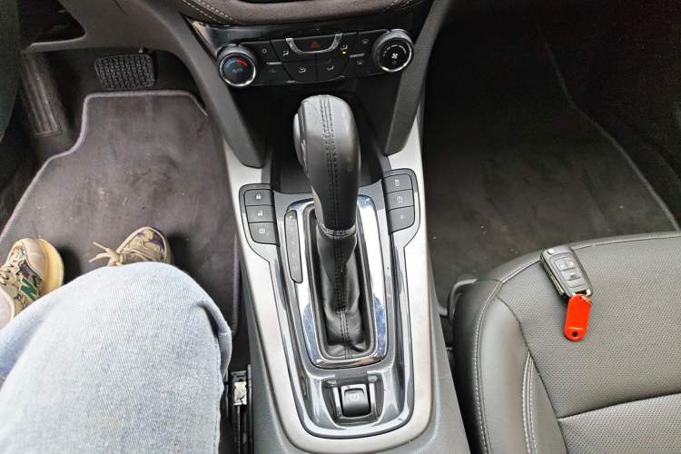 Used Chevrolet Malibu 2017 1.5T Automatic Luxury Edition Gear Lever