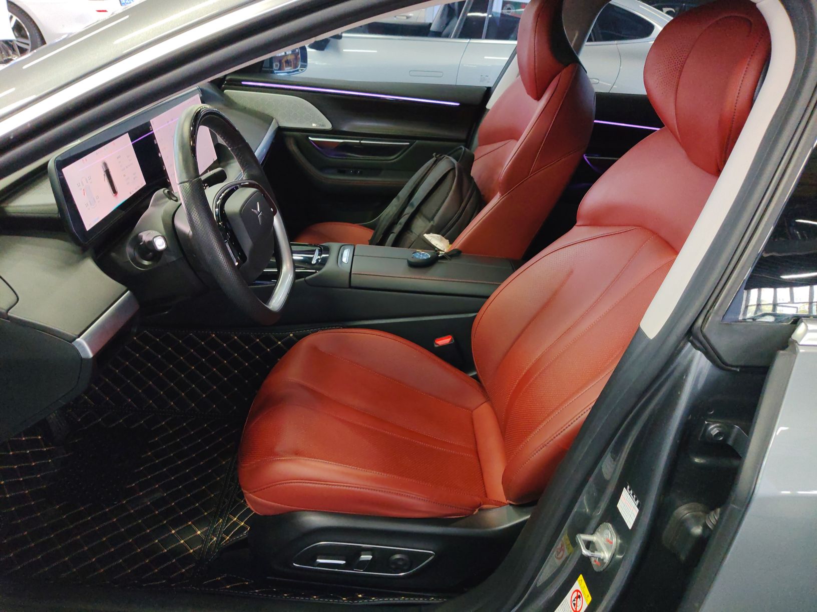 Переднее сиденье в автомобиле