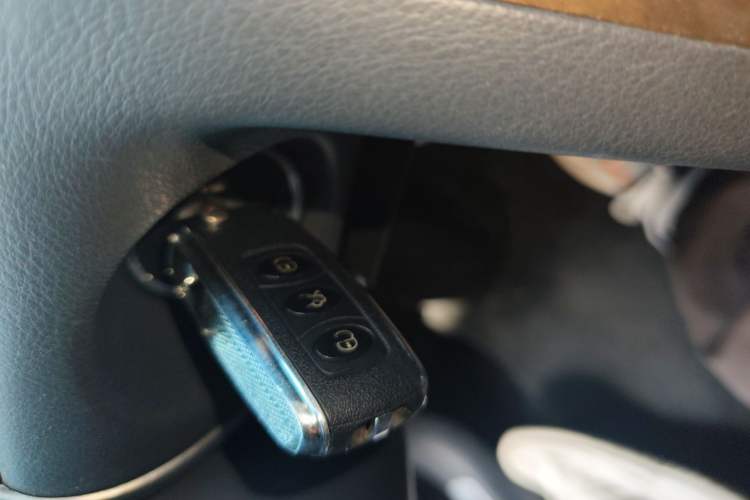 Used Volkswagen Phaeton 2011 3.6L V6 4-Seater Extended-Length Individual Edition Vehicle Key