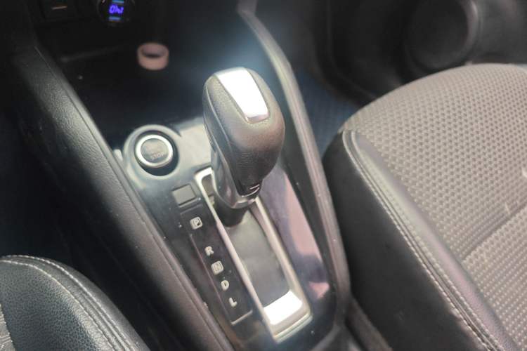 Used Nissan Kicks 2018 1.5L CVT Smart Connect Luxury Edition Gear Lever