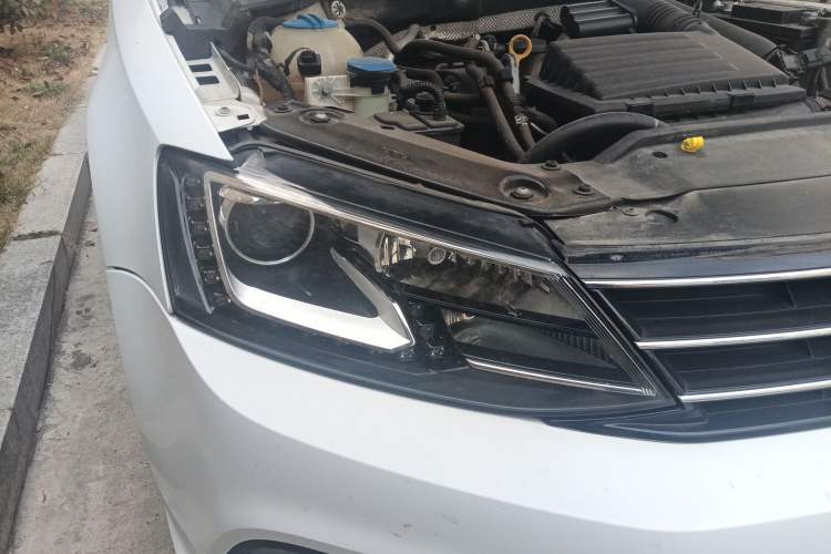 Used Volkswagen Sagitar 2015 230TSI Automatic Comfort Version Right Front Headlight