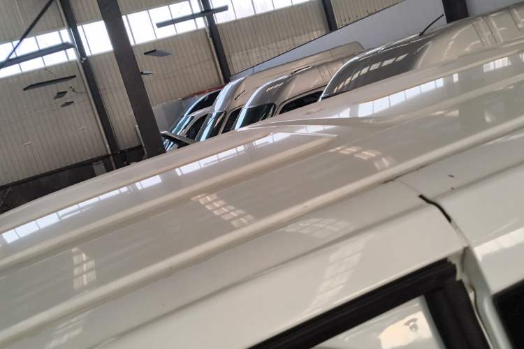 Used Ford Transit 2020 2.0T Diesel Multi-Function Commercial Vehicle Mid-Chassis Low-Roof Design with Dual Rear Doors Meeting China VI Emission Standards Roof