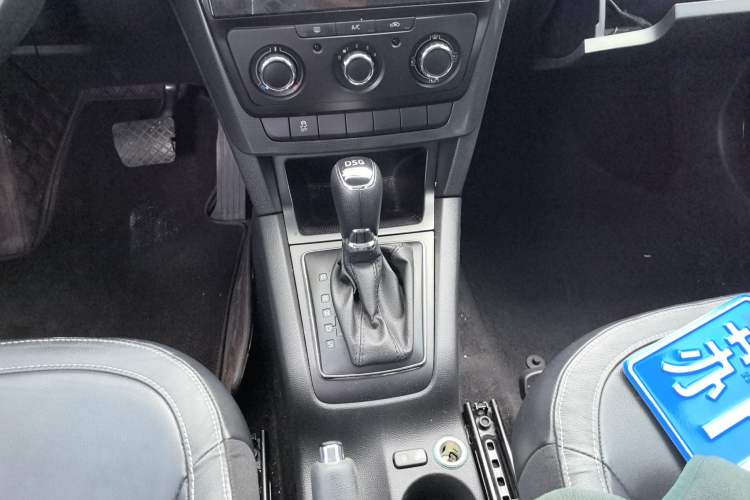 Used Skoda Yeti 2017 TSI280 DSG Car Enjoy Brothers Edition Gear Lever