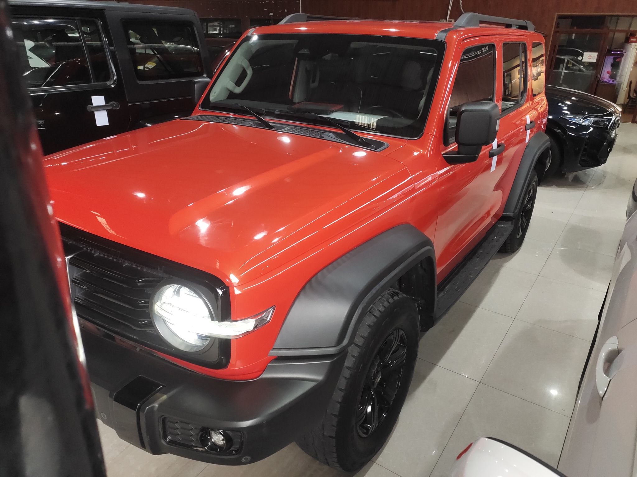 تحت مقدمة السيارة