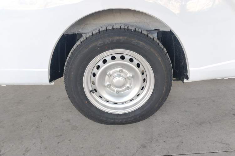 Used Wuling Yangguang 2024 300KM Comfort Version Passenger Van 75kW