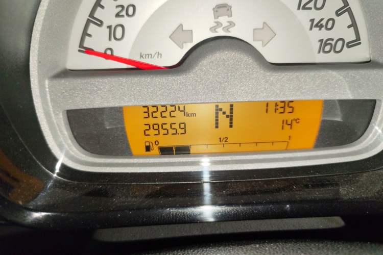 Used smart fortwo 2012 1.0 MHD Hardtop Standard Edition Odometer Close Up