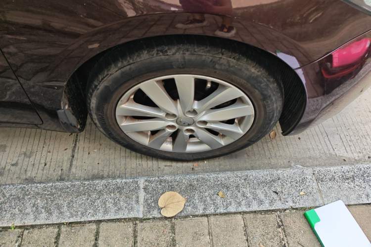 Used Kia K3 2015 1.6L Automatic DLX Right Front Wheel Hub