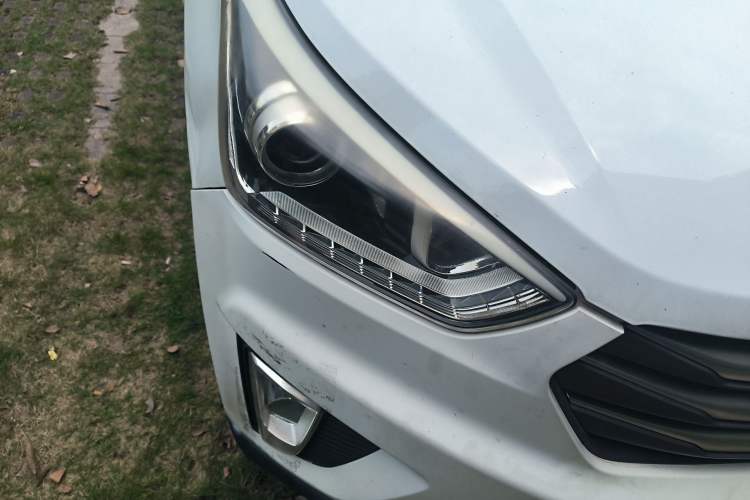 Used Hyundai ix25 2015 1.6L Automatic Two-Wheel-Drive Deluxe DLX Model Right Front Headlight