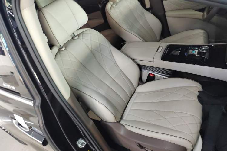 Used Denza D9 2022 DM-i 970 Four-Wheel Drive Prestige Model
