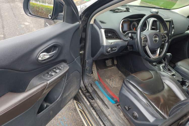 Used Jeep Cherokee 2016 2.4L Professional Smart Version
