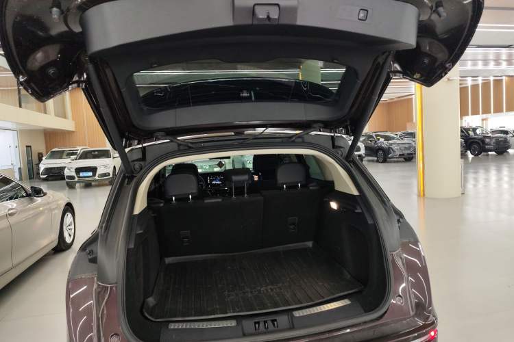 Used Lincoln Corsair 2023 2.0T All-Wheel-Drive Prestige Version Trunk