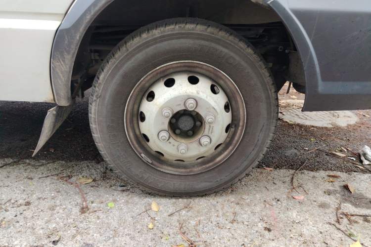 Used Iveco Daily 2021 2.5T V40 2-3 Seater Long Wheelbase Mid-Roof Dual Tires Manual Doors Right Front Wheel Hub