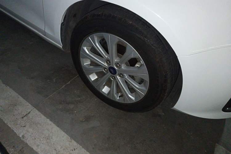 Used Ford Escort 2015 1.5L Automatic Fashion Model Right Front Wheel Hub