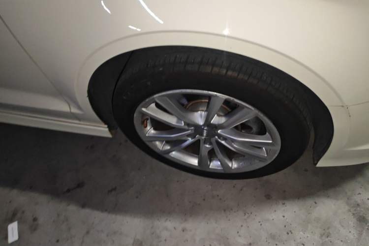 Used Audi A3 2014 Limousine 40 TFSI S line Comfort Model Right Front Wheel Hub