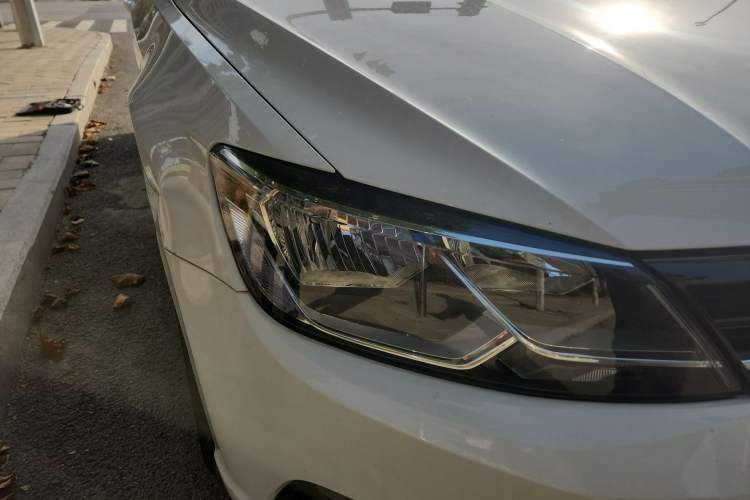 Used Volkswagen Lamando 2015 280TSI Manual Comfort Edition Right Front Headlight