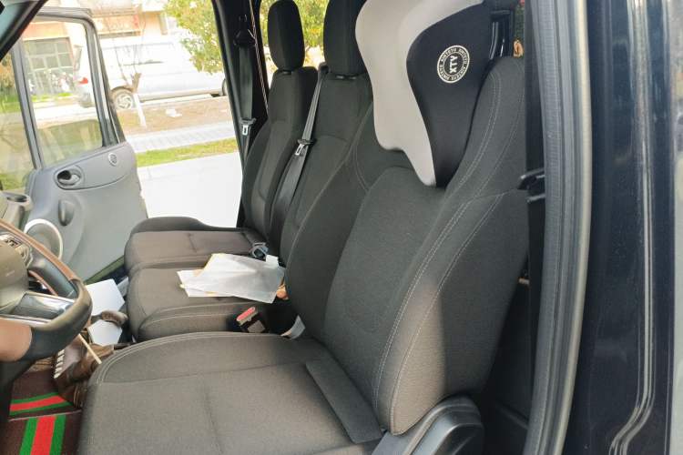 Used JMC Fushun 2023 2.0T Automatic Short-Wheelbase Low-Roof Commercial & Multi-Purpose Passenger Vehicle 6-Seater with Dual-Opening Tailgate