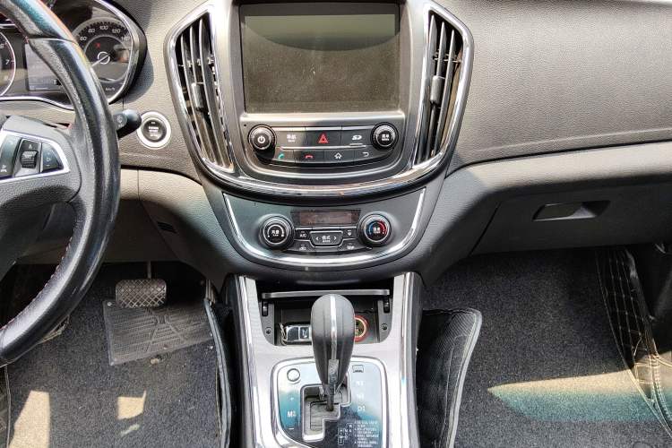 Used Baojun 560 2016 1.8L iAMT Luxury Model Audio And AC Panel