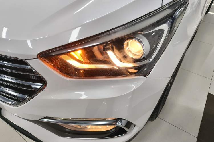 Used Hyundai Santa Fe 2017 2.4L Automatic Two-Wheel Drive Smart Version 5 Seats Left Front Headlight