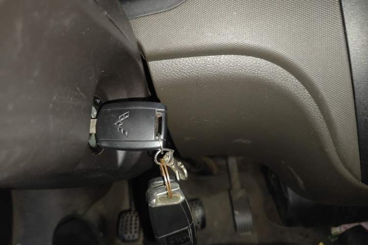 Used Wuling Rongguang 2019 1.2L S Van Standard Model with 5 Seats Vehicle Key