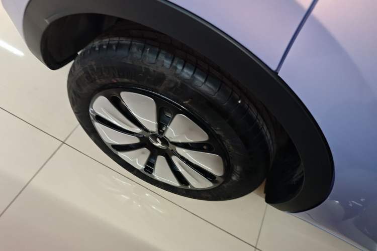 Used Wuling Bingo 2025 333 km Lingxi Deluxe Edition Right Rear Wheel Hub