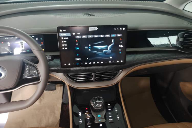 Used Denza D9 2022 DM-i 1040 Prestige Model