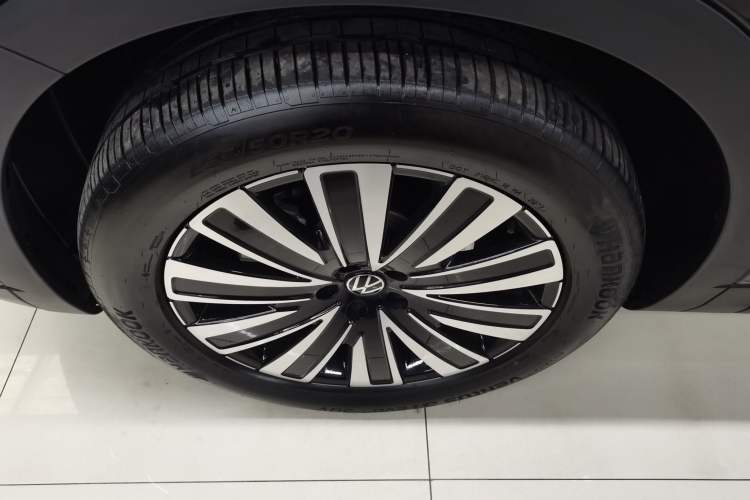 Used Volkswagen Tavendor 2023 330TSI Luxury Touring Edition Left Front Wheel Hub