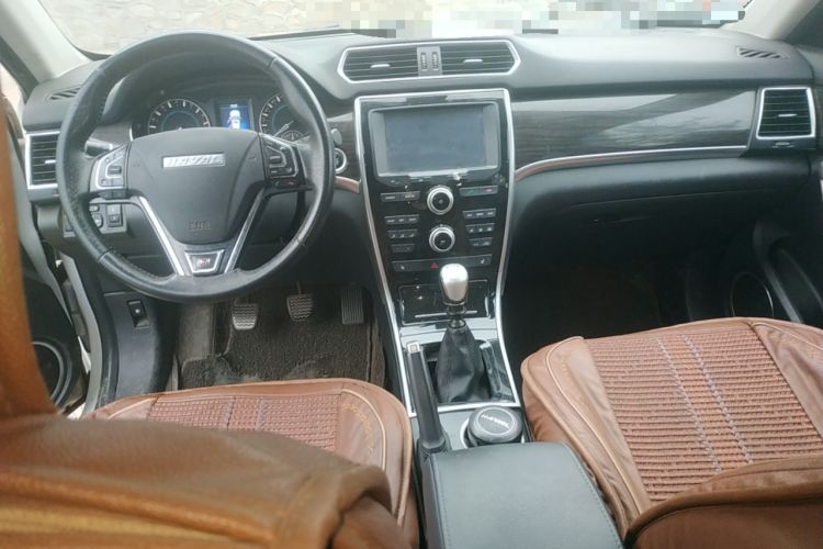 Used Haval H2 2016 Red Label 1.5T Manual Two-Wheel Drive Elite Model Center Console