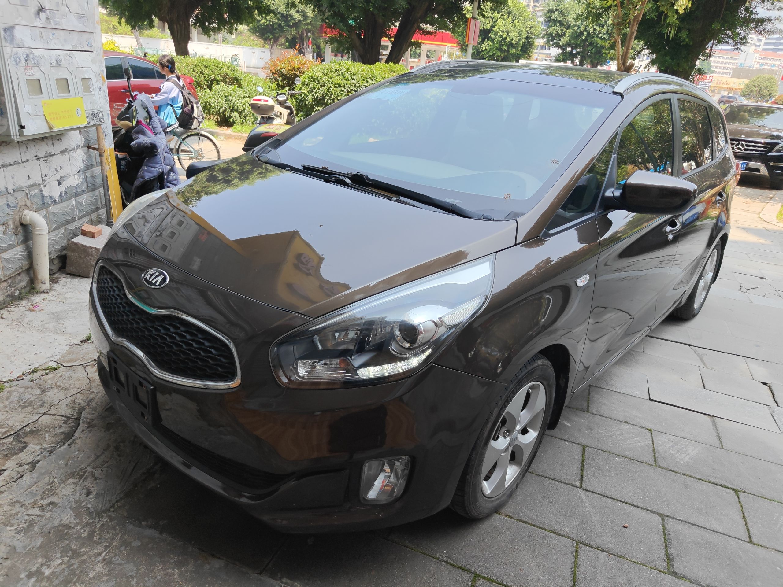 Под передней частью автомобиля