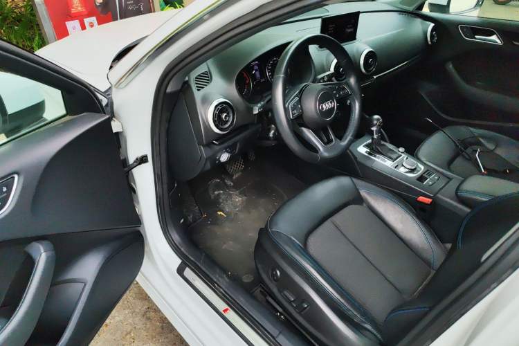 Used Audi A3 2020 Sportback 35 TFSI Fashion Edition China VI Emission Standard Driver Seat