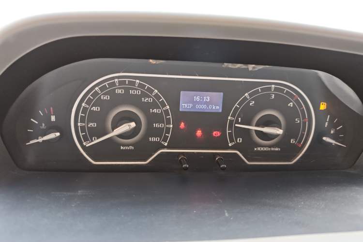 Used SAIC MAXUS Xintu V80 2018 2.5T 6-Speed Manual Aowentong Long-Wheelbase Mid-Roof 7/10-Seater