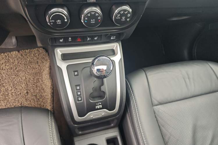 Used Jeep Compass 2015 2.0L Two-Wheel Drive Luxury Edition
