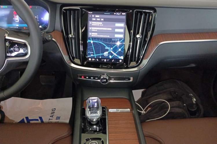 Used Volvo V60 2024 B5 Zhiyuan Luxury Edition
