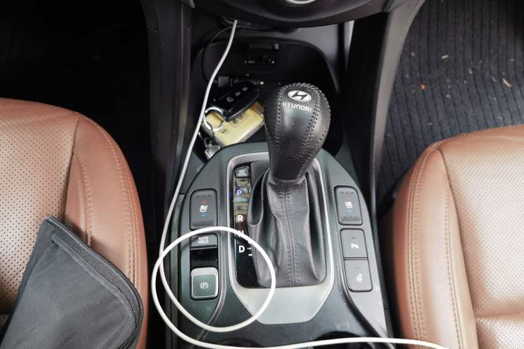 Used Hyundai Santa Fe 2015 2.0T Automatic 4x4 Top-Grade 7-Seater Gear Lever