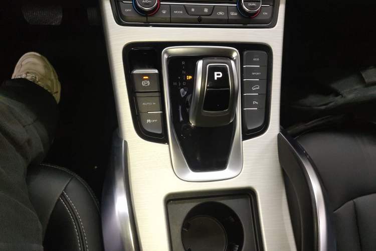 Used Geely Auto Emgrand X7 Sport 2020 1.8TD DCT Two-Wheel Drive Smart Connect 4G-Enabled Version
