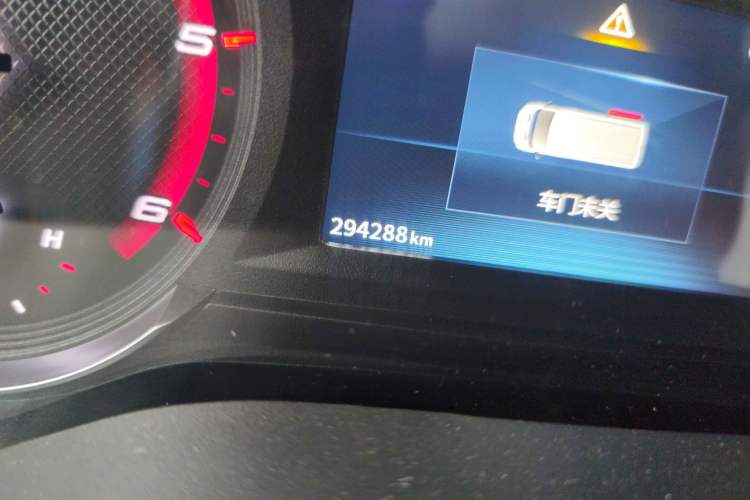 Used SAIC MAXUS Xintu V90 2019 2.0T Manual ZhiDuXing Rear-Drive Single-Tire Extended-Height Roof 7-Seater
