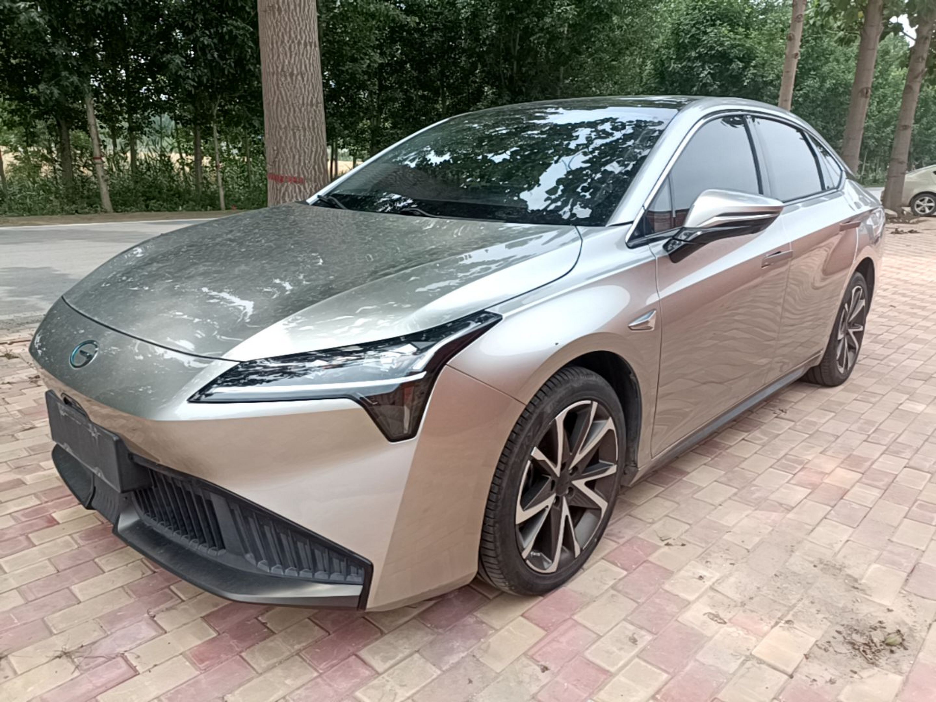 Под передней частью автомобиля