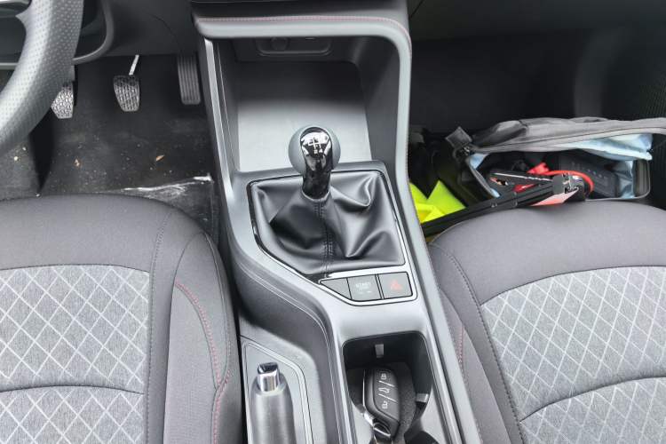 Used Roewe i5 2026 Model 1.5L Manual Comfort Version Gear Lever