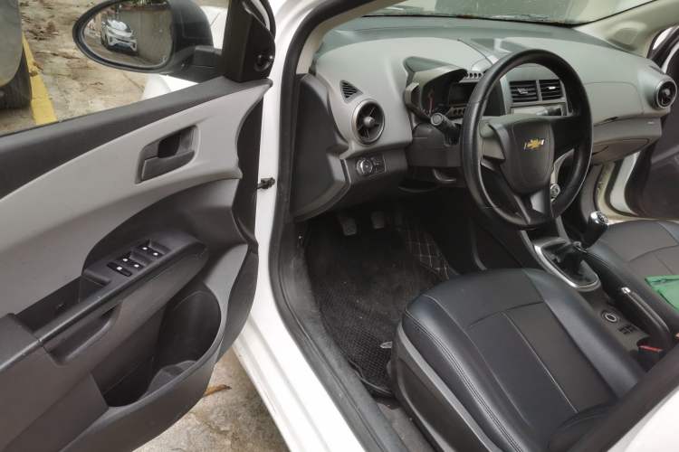 Used Chevrolet Aveo Sonic 2011 Sedan 1.4L MT SL
