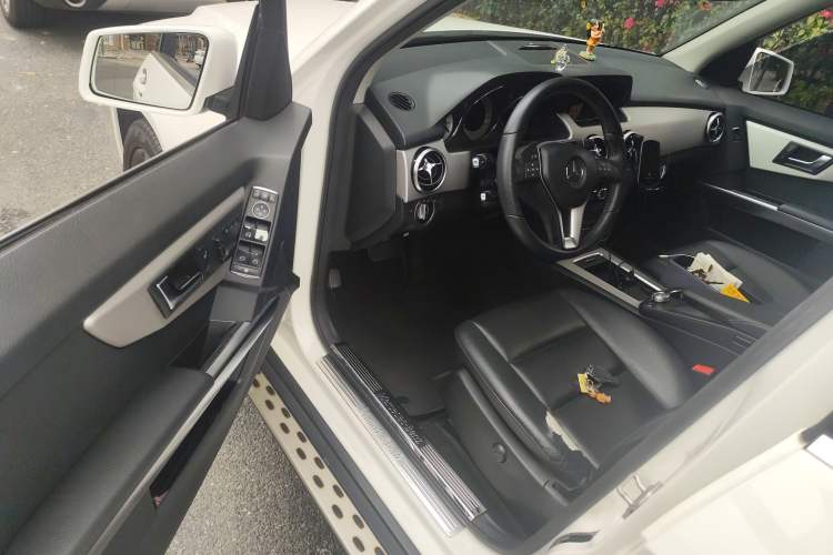 Used Mercedes-Benz GLK-Class 2013 GLK 300 4MATIC Dynamic Sunroof Model