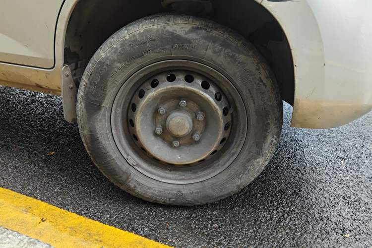 Used Wuling Rongguang New Truck 2023 2.0L Single-Row Base Version LJM20B Right Front Wheel Hub