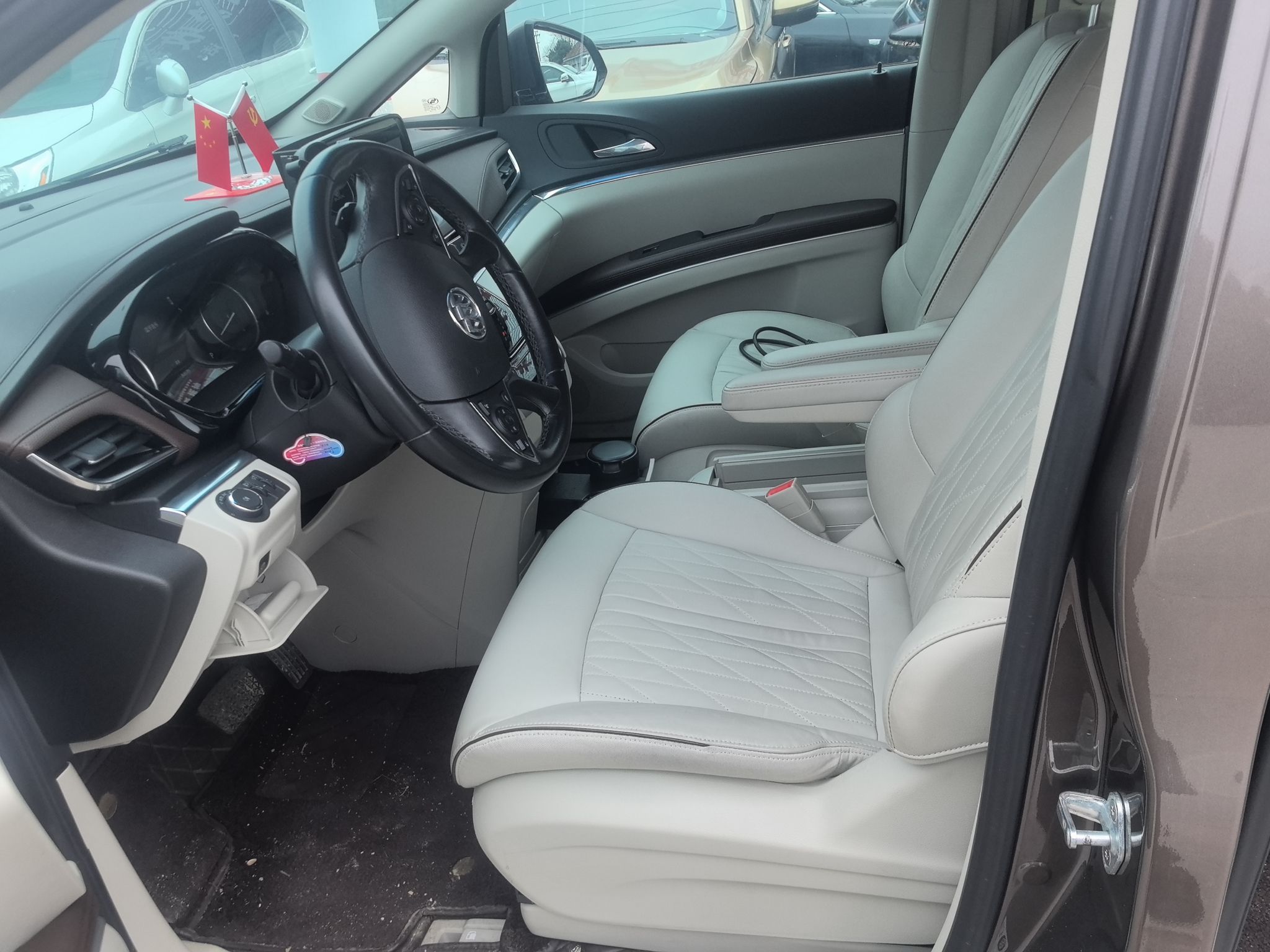 المقاعد الأمامية داخل السيارة