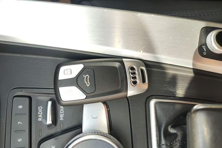 Used Audi A4L 2018 30th Anniversary Edition 40 TFSI Fashion Model
