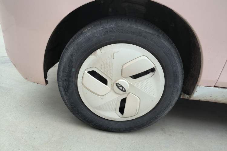 Used Chery QQ Ice Cream 2022 120km Conical Shape Lithium Iron Phosphate Exterior 4