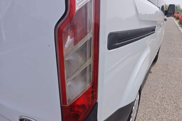 Used Ford Transit 2017 2.0T Diesel Multi-Purpose Commercial Vehicle Short Wheelbase Low Roof China V Standard