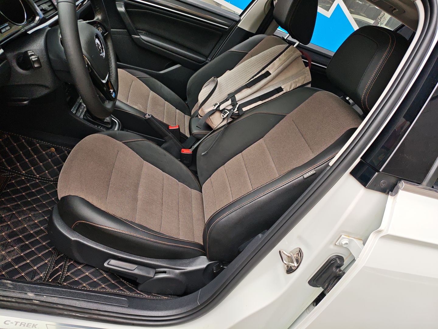 Переднее сиденье в автомобиле