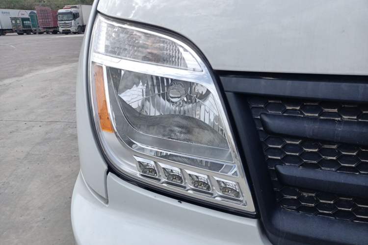 Used SAIC MAXUS Xintu V80 2023 2.0T Manual Classic Aoyuntong Long Wheelbase Mid-Height 6/7/8/9-Seater Right Front Headlight