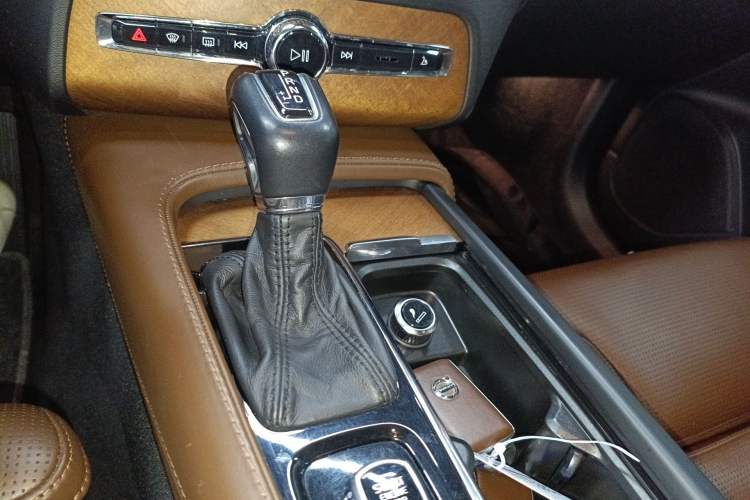 Used Volvo XC90 2018 T6 Prestige 7-Seater Gear Lever