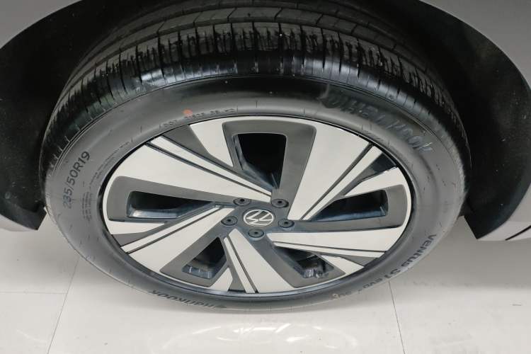 Used Volkswagen Tiguan L 2023 Restyled 330TSI Automatic Two-Wheel Drive R-Line Enhanced Comfort Version Right Rear Wheel Hub